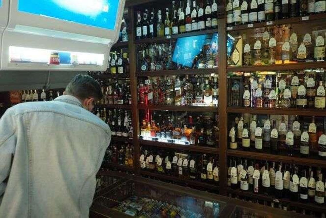 Alkohol w sklepach tylko do godz. 22? "Społeczeństwo jest bardzo rozpite"