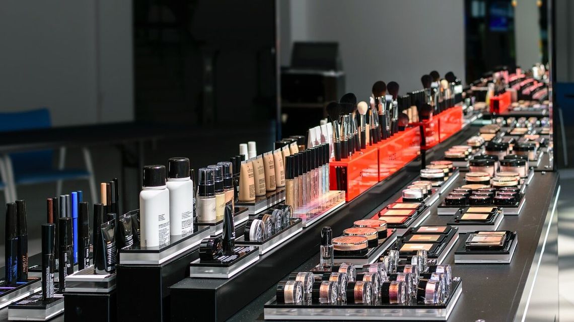 Amatorka darmowych kosmetyków w rękach policji