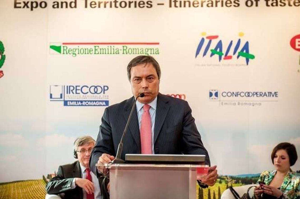 Ambasador Włoch najpierw na cmentarzu, a później na lotnisku w Białej Podlaskiej