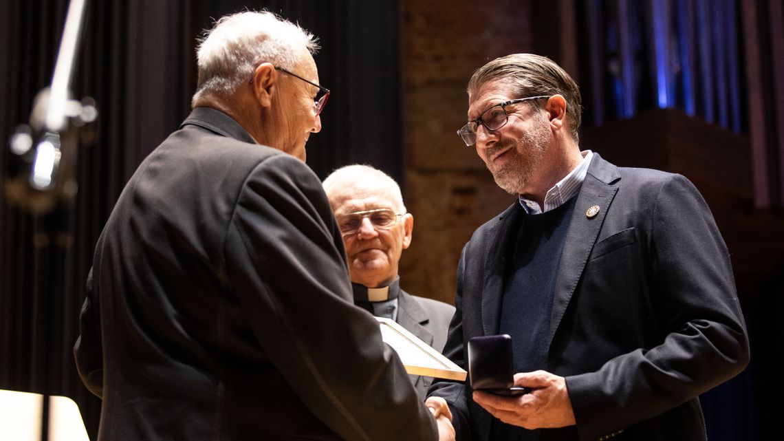 Amerykanin odebrał podczas koncertu w Filharmonii Lubelskiej nagrodę za "dzieło pomocy humanitarnej"