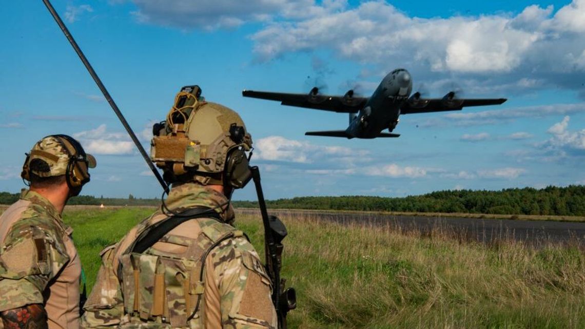 Amerykańskie Herculesy latały nad Białą Podlaską. Ćwiczyli z nimi żołnierze GROM [zdjęcia]