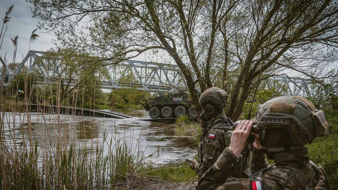 Anakonda przepłynęła Wieprz. Zobacz zdjęcie z wojskowych manewrów w powiecie łęczyńskim 