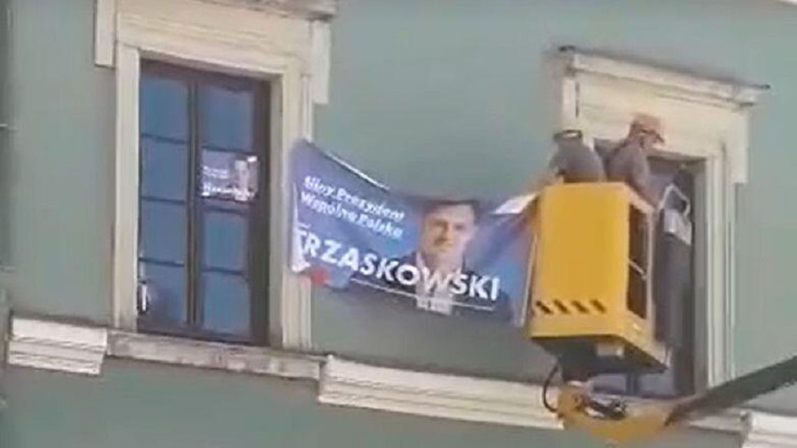 Andrzej Duda kończy tu kampanię. Z kamienicy usuwają baner kontrkandydata 