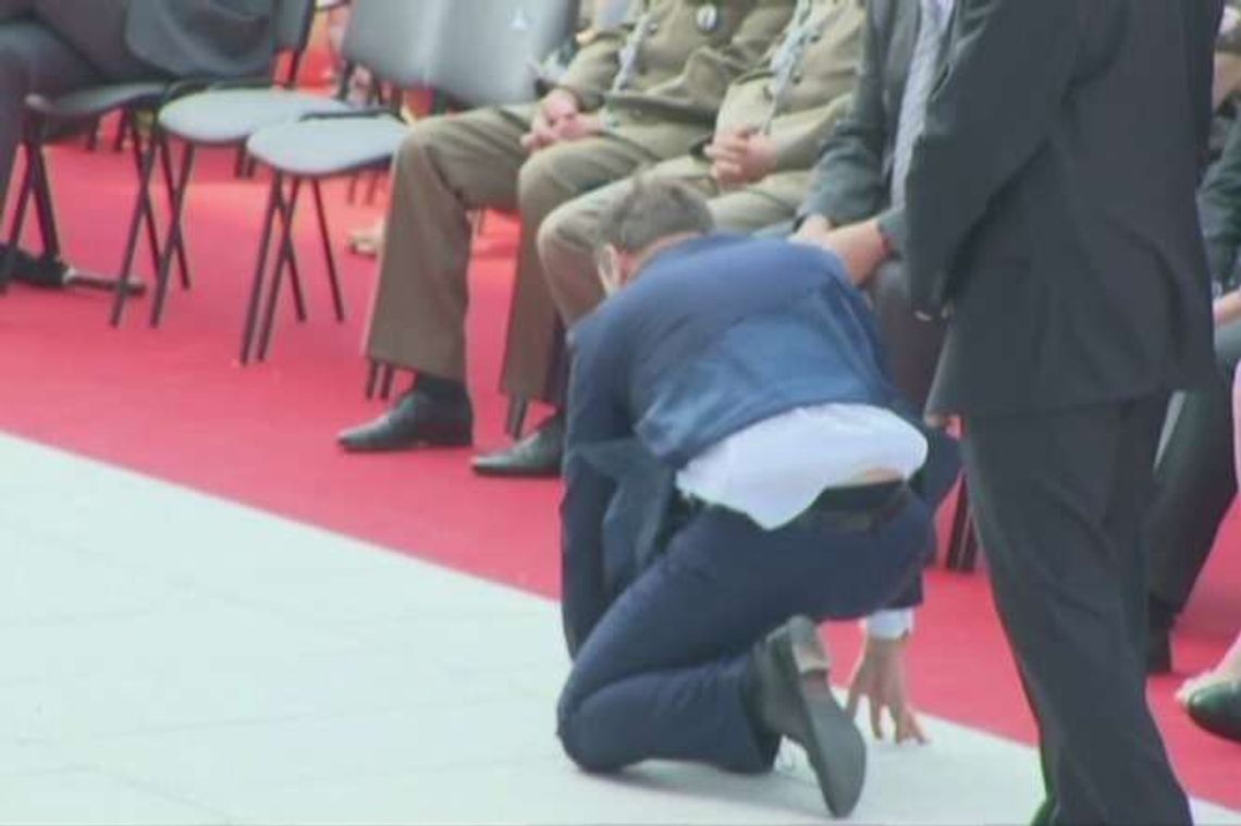 Andrzej Duda ratuje hostię w czasie mszy (wideo) Andrzej Duda ratuje hostię w czasie mszy (wideo)