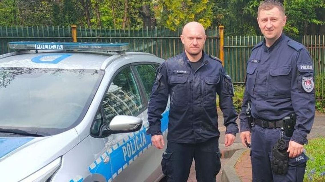 Ani chwili wahania. Policjant wskoczył do stawu, żeby ratować tonącą kobietę Ani chwili wahania. Policjant wskoczył do stawu, żeby ratować tonącą kobietę