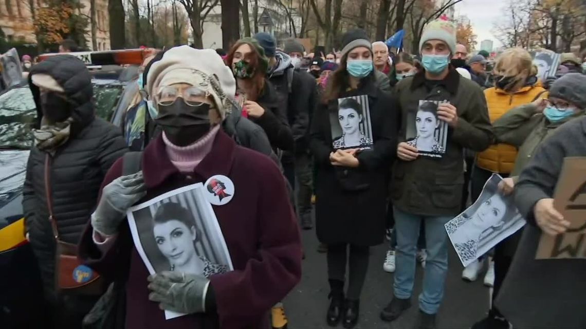 "Ani jednej więcej". Marsz w Warszawie po śmierci 30-letniej kobiety z Pszczyny "Ani jednej więcej". Marsz w Warszawie po śmierci 30-letniej kobiety z Pszczyny