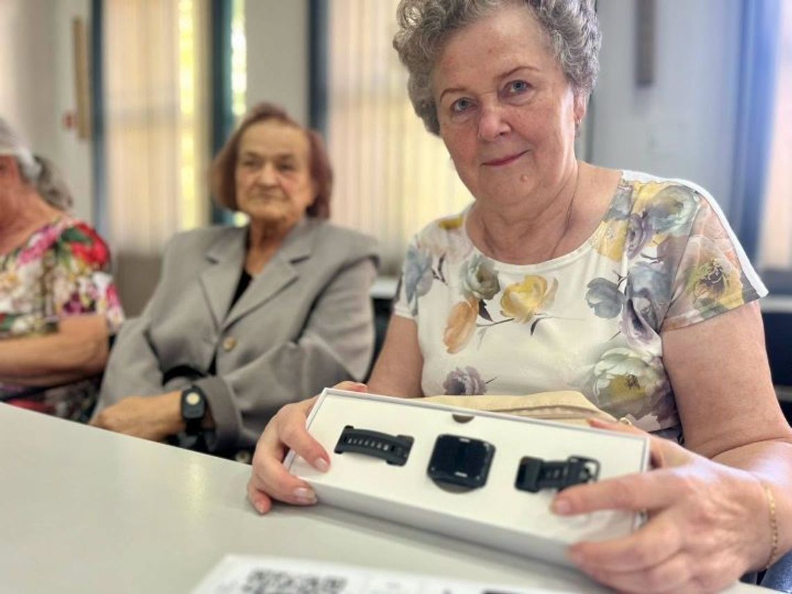 Anioł Stróż na nadgarstku. Zamojscy seniorzy dostali sprzęt, który ratuje życie Seniorzy Zamość teleopieka