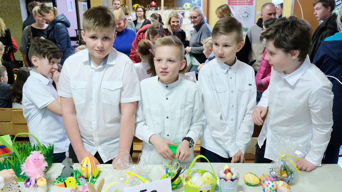 Anioły Karoli. Uczniowie zrobili mądry kiermasz  [zdjęcia]