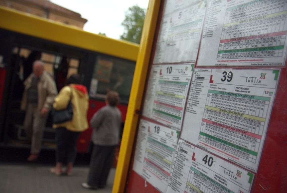 Ankieterzy odpytują pasażerów Ankieterzy odpytują pasażerów