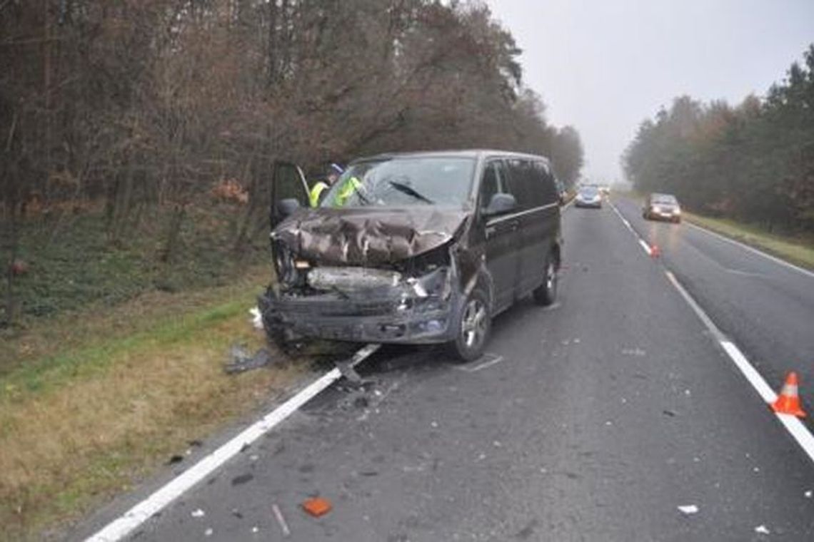 Annówka: Transporter wjechał w ciężarówkę stojącą na światłach