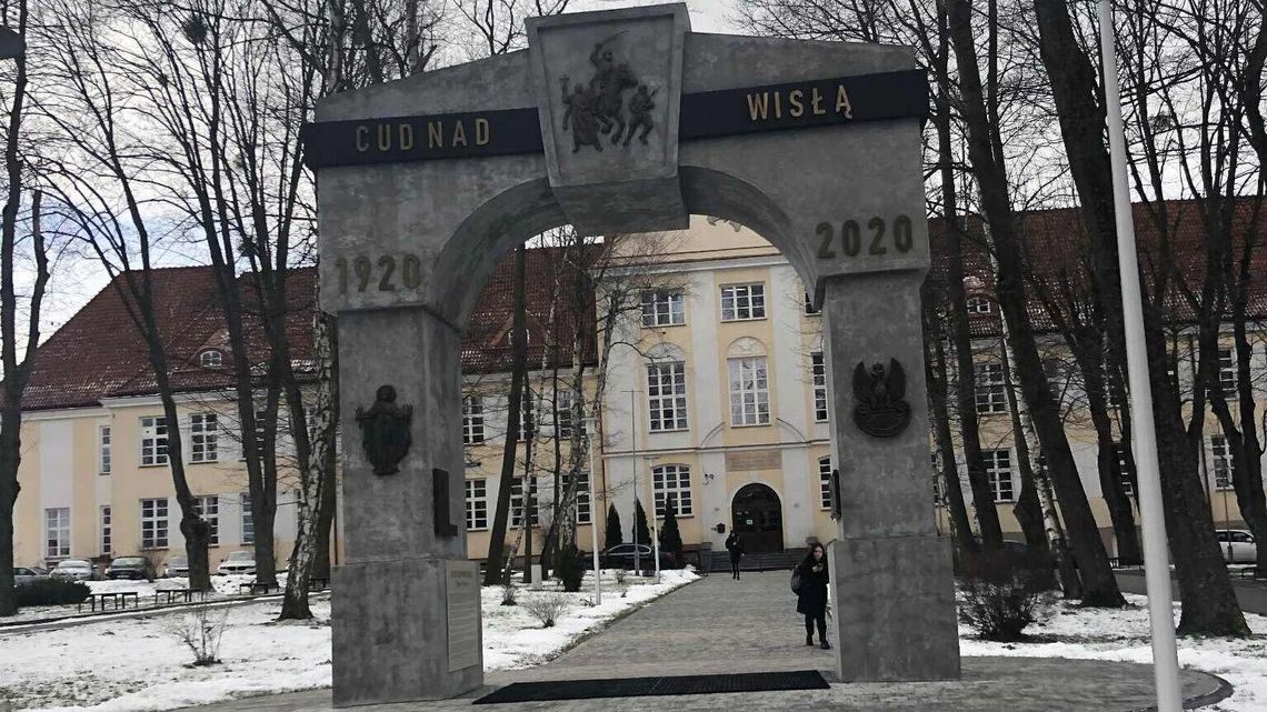 Anonim w sprawie Łuku Triumfalnego. Śledczy już pracują 