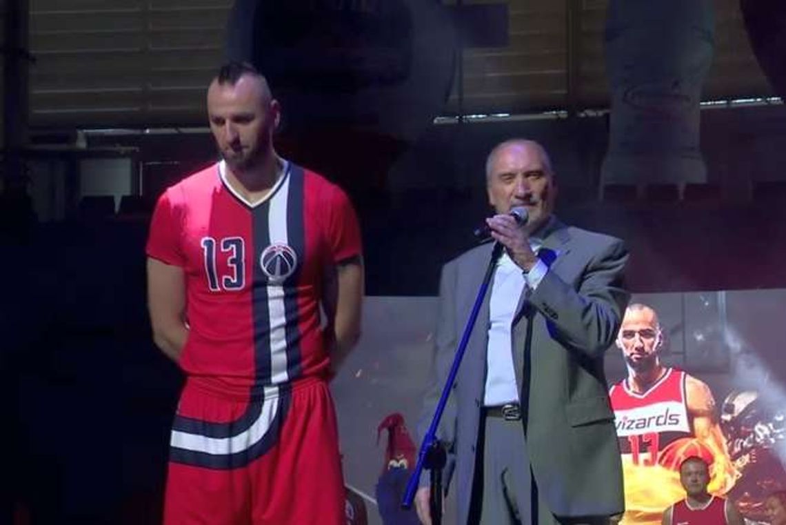 Antoni Macierewicz wygwizdany podczas meczu drużyny Gortata