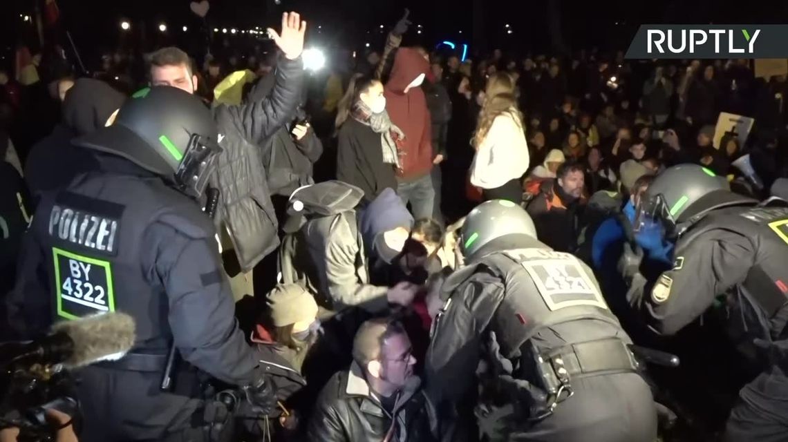 Antylockdownowe protesty w Berlinie nie ustają. Tłumy przed rezydencją prezydenta