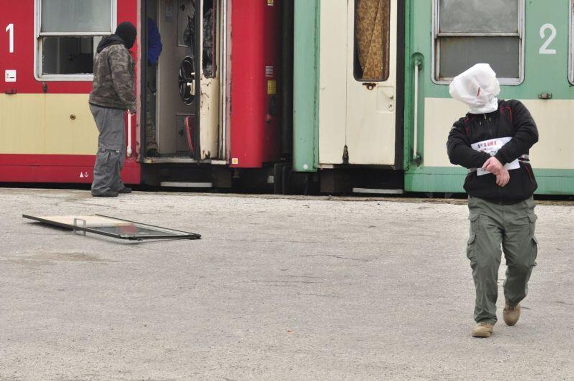 Antyterroryści uwolnili kibiców z pociągu: Policyjne ćwiczenia w Zamościu (foto, video)