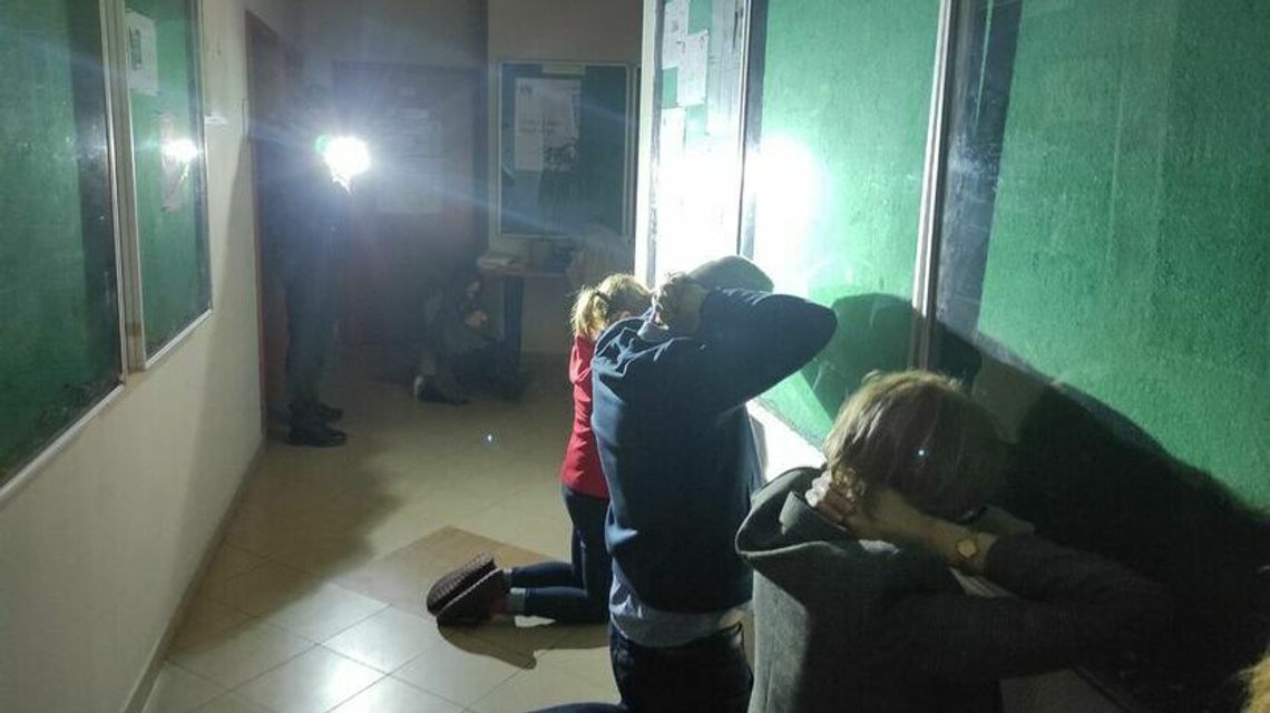 Antyterroryści wpadli do urzędu pracy i wzięli "zakładników". Dyrekcja naraziła swoich pracowników?