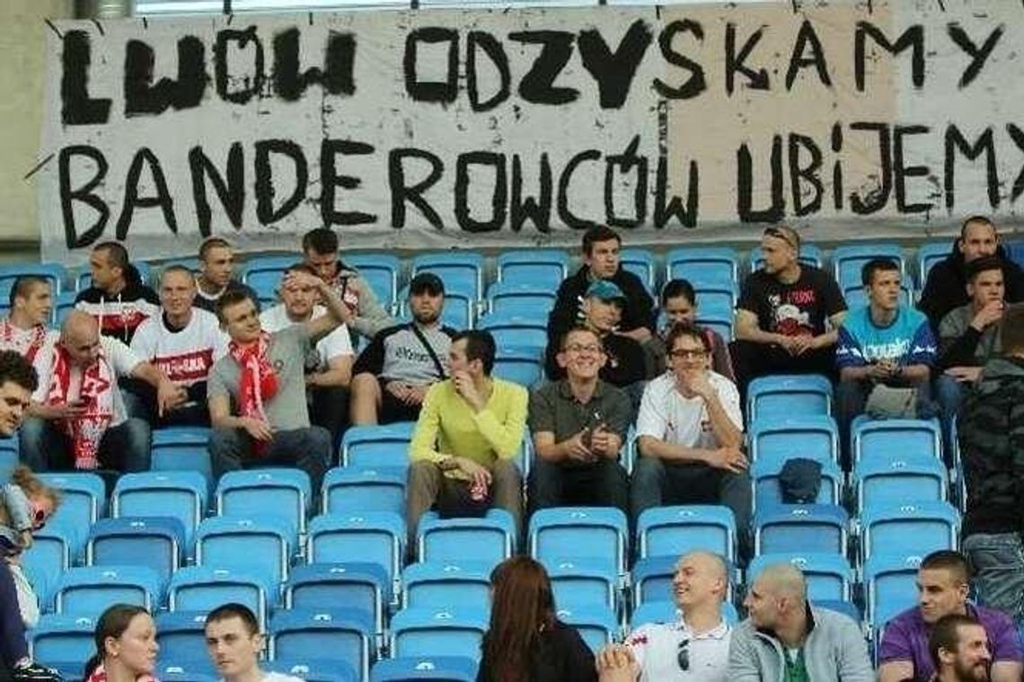 Antyukraińskie transparenty na stadionie. Trwa proces trzech mężczyzn Antyukraińskie transparenty na stadionie. Trwa proces trzech mężczyzn