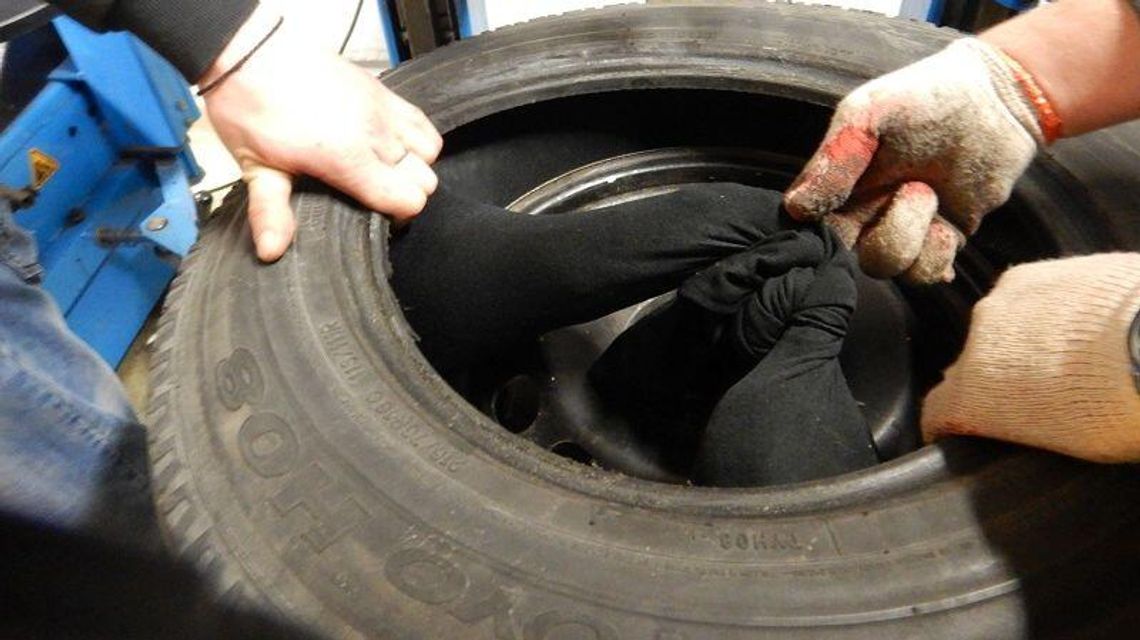 Aparat RTG wykrył coś dziwnego w kołach. Podejrzenia się potwierdziły