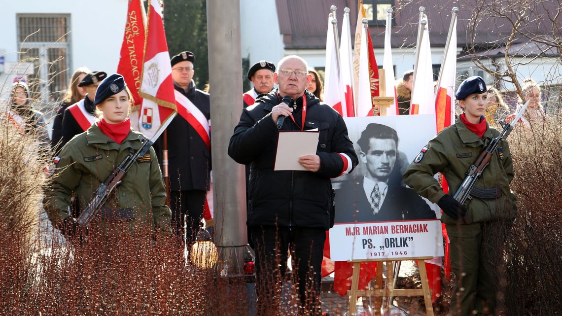 Apel dla Niezłomnych. Biało-czerwone kwiaty pod krzyżem w Puławach [zdjęcia]