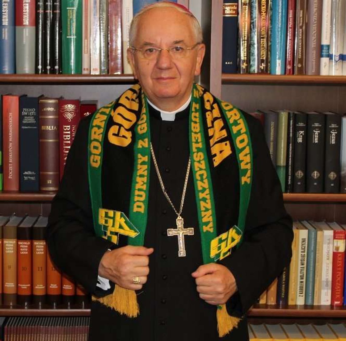 Arcybiskup w klubowym szaliku. Górnik Łęczna ma niezwykłego kibica