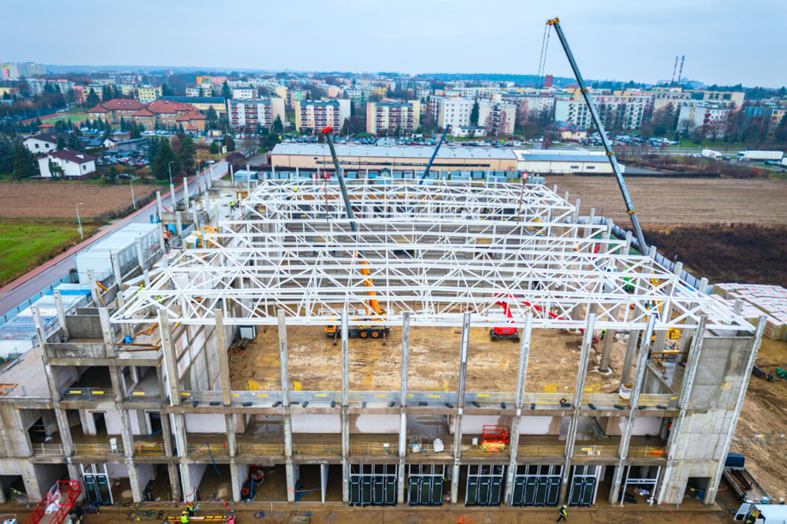 Arena pnie się do góry. Robotnicy są już na dachu Arena pnie się do góry. Robotnicy są już na dachu