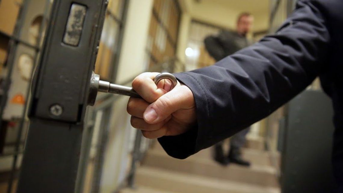 Areszt za atak na sprzedawczynię. Kobieta nie chciała obsłużyć klienta bez maseczki Areszt za atak na sprzedawczynię. Kobieta nie chciała obsłużyć klienta bez maseczki