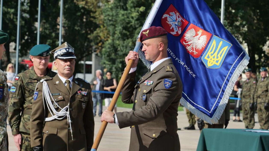 Armia ukraińska przejęła dowództwo nad brygadą wielonarodową. Uroczystości na pl. Litewskim Armia ukraińska przejęła dowództwo nad brygadą wielonarodową. Uroczystości na pl. Litewskim