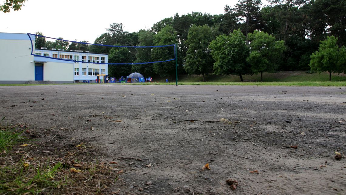 Asfaltowa pustynia zamiast boisk. Rodzice mają trzy tygodnie, żeby zebrać pieniądze