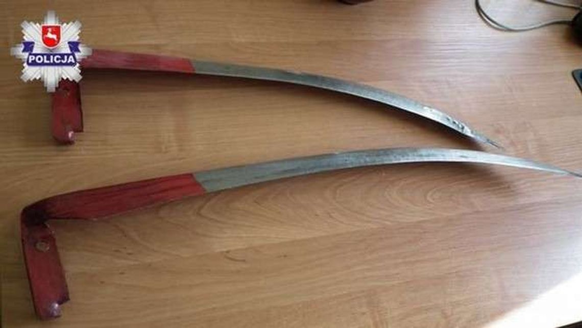 Atak na pasażerów samochodu. Napastnik z kosą