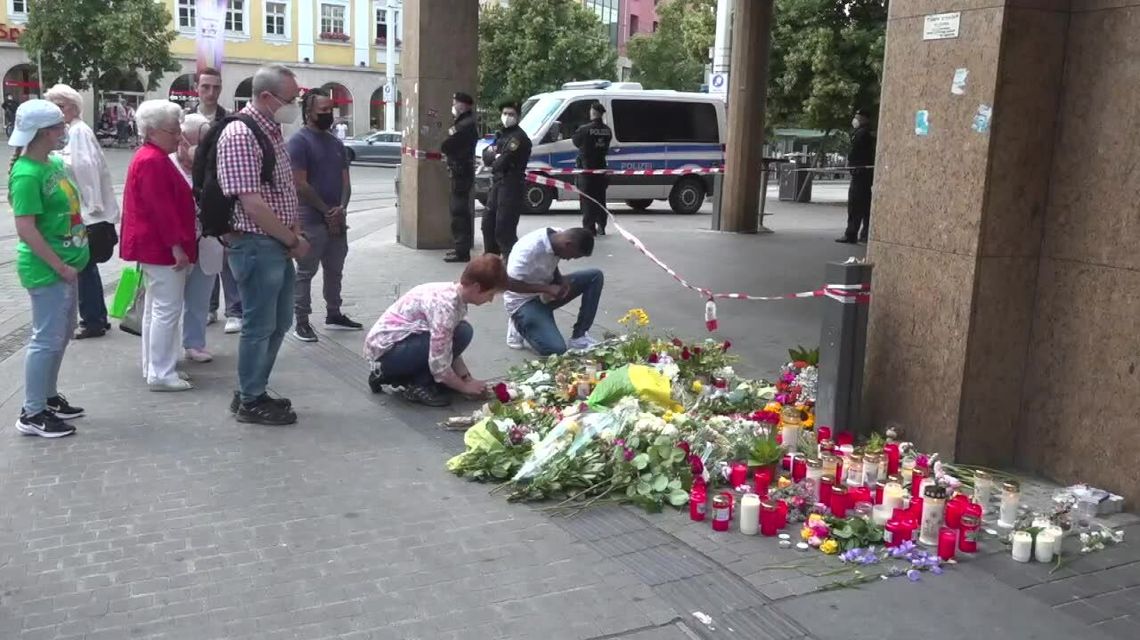 Atak nożownika w Bawarii. Mieszkańcy Wuerzburga kładą kwiaty i znicze na miejscu tragedii Atak nożownika w Bawarii. Mieszkańcy Wuerzburga kładą kwiaty i znicze na miejscu tragedii