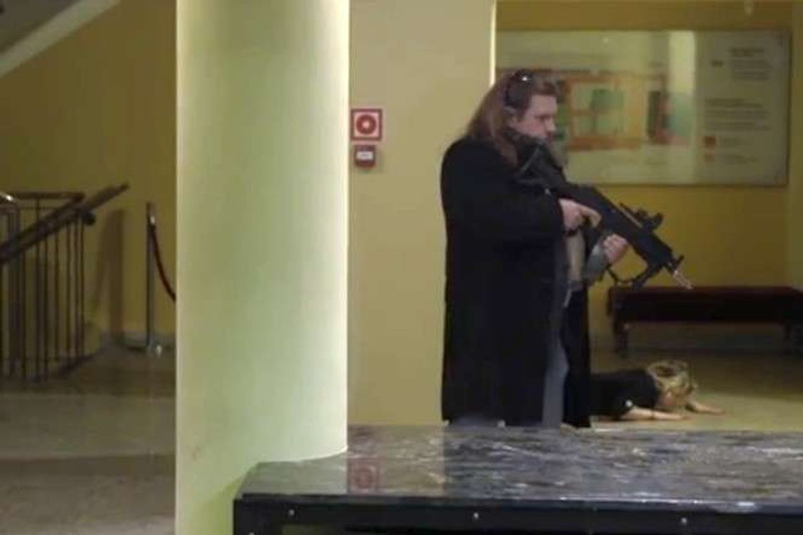 Atak terrorystyczny w Teatrze Starym, ładunek wybuchowy w autobusie. Zobacz film instruktażowy Atak terrorystyczny w Teatrze Starym, ładunek wybuchowy w autobusie. Zobacz film instruktażowy