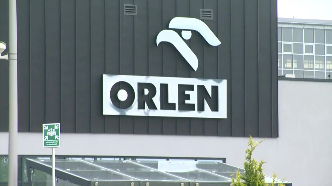 Atak z nożem na ochroniarza przed zakładem Orlenu