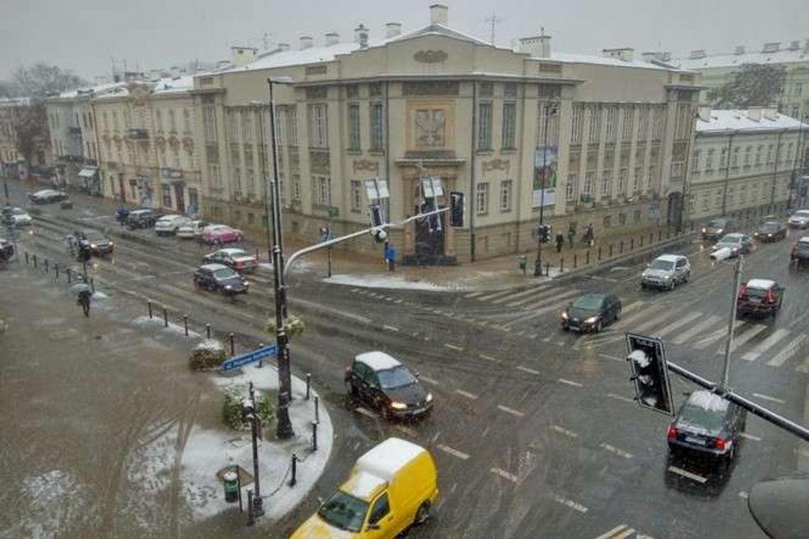 Atak zimy w Lublinie i regionie. Trudna sytuacja na drogach. Wypadki i kolizje