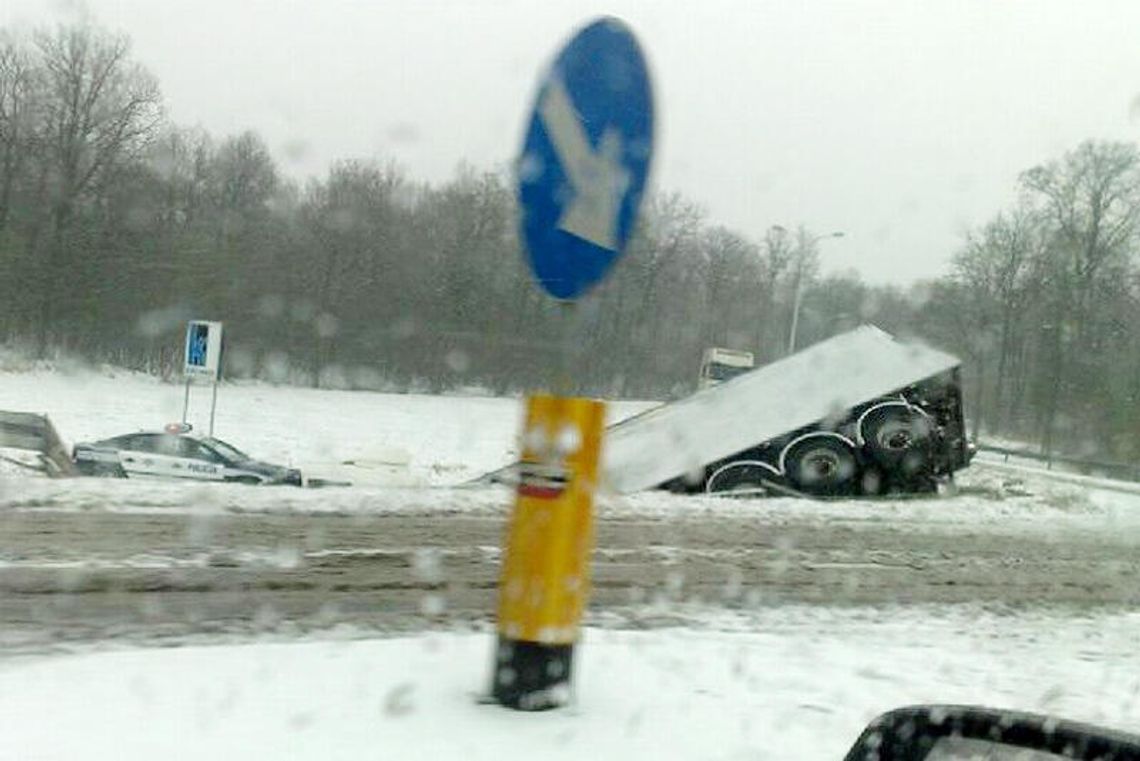 Atak zimy w woj. lubelskim: Tir w rowie na obwodnicy Puław (relacja)