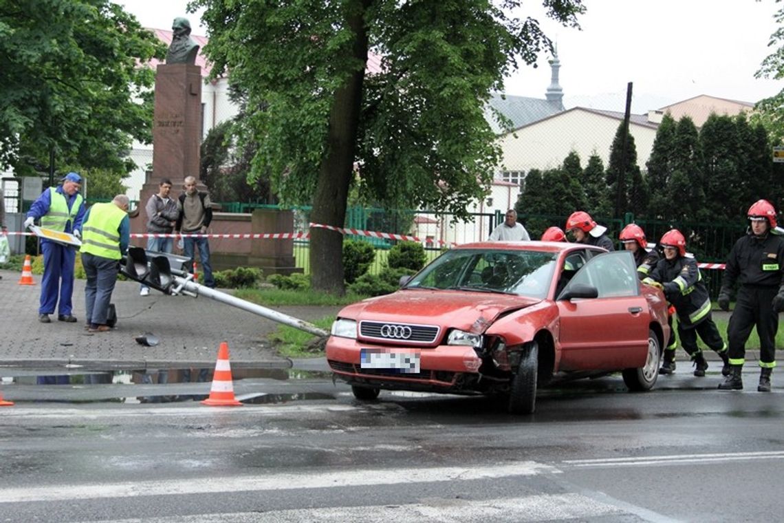 Audi ścięło słup sygnalizacji świetlnej. \"Śpieszyłem się na maturę\"