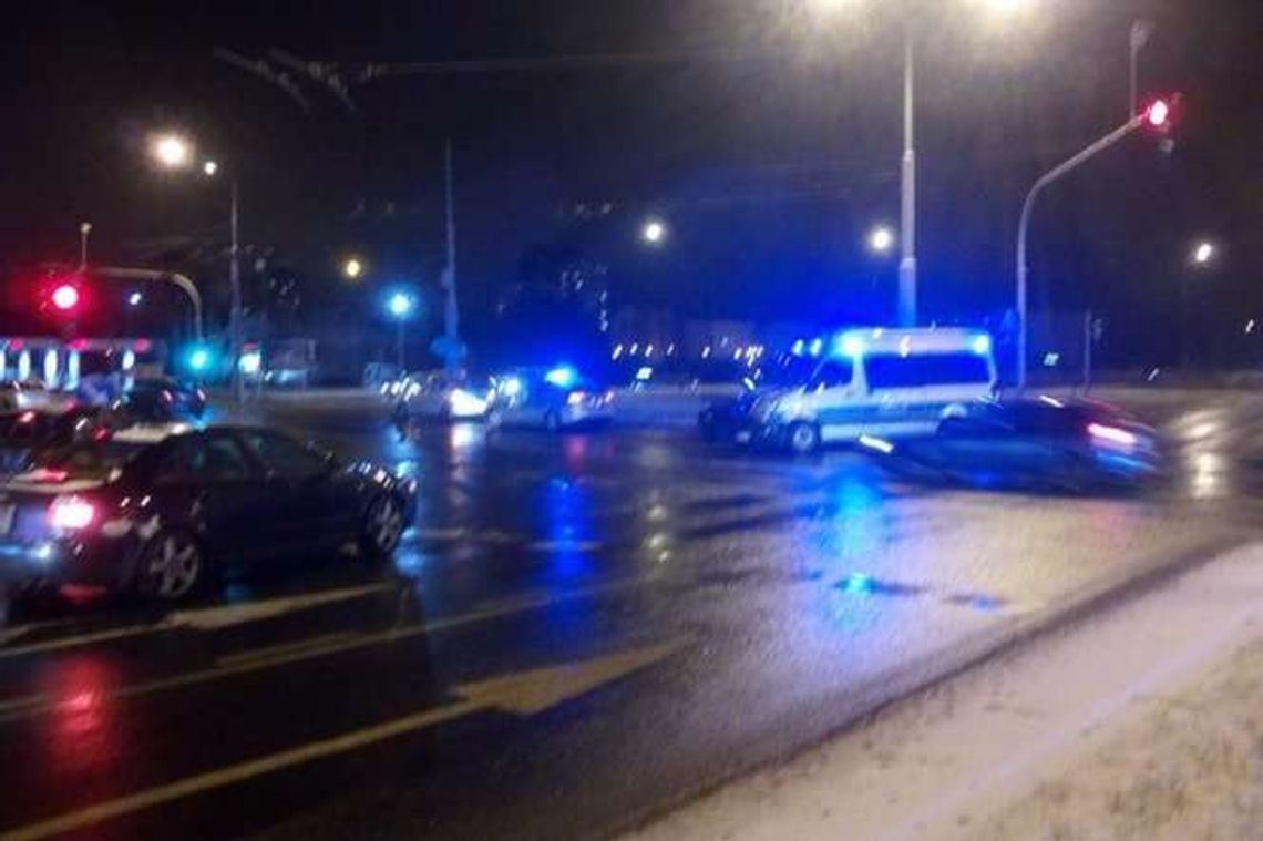 Audi uderzyło w radiowóz. Trzy osoby w szpitalu