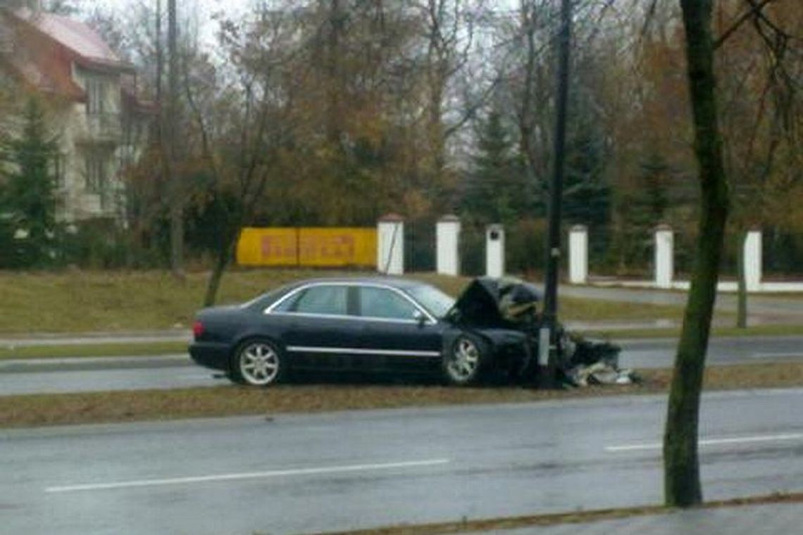 Audi uderzyło w słup na ul. Choiny