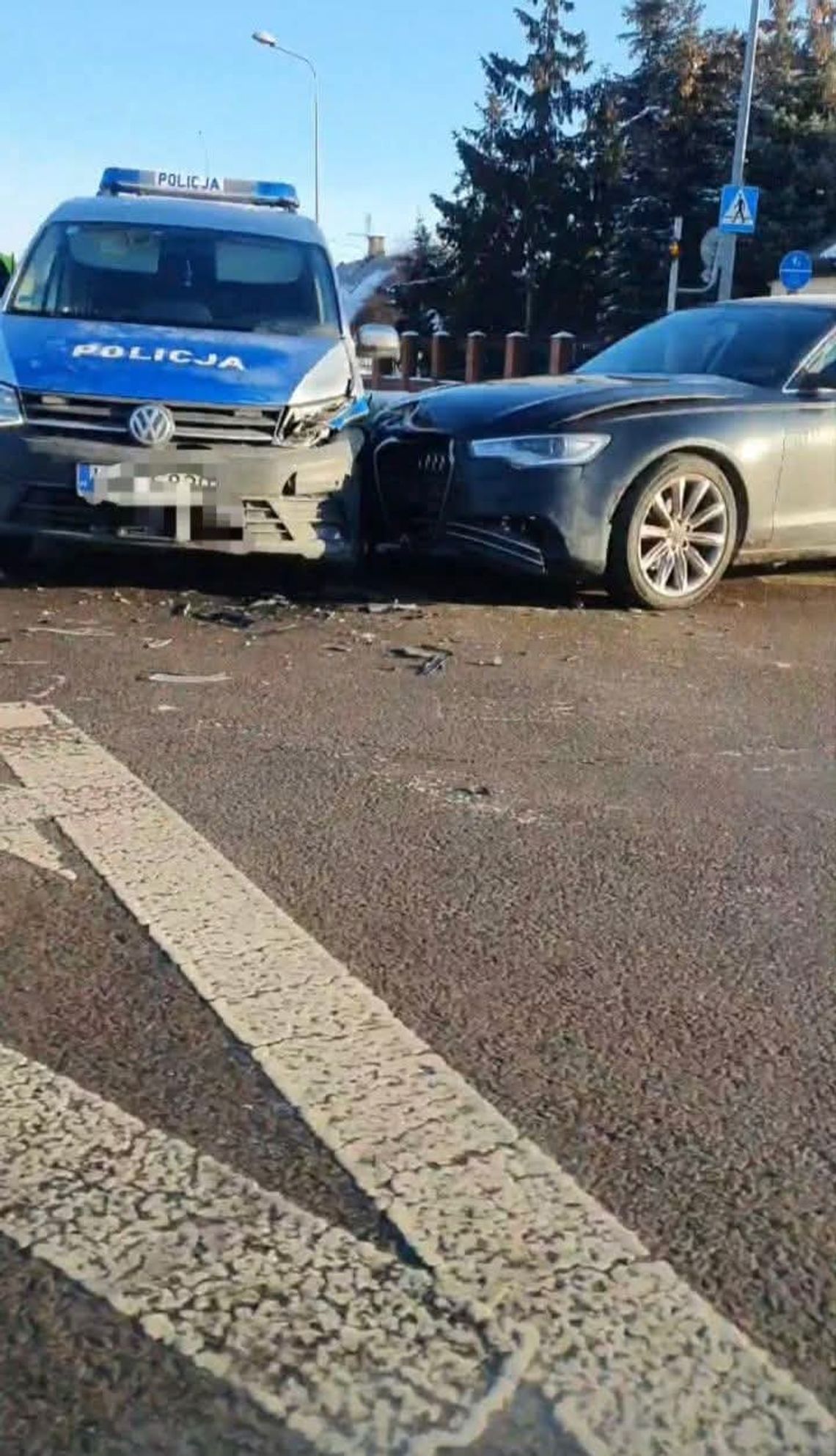 Audi wjechało na czerwonym. Radiowóz rozbity przy aquaparku w Chełmie Audi wjechało na czerwonym. Radiowóz rozbity przy aquaparku w Chełmie