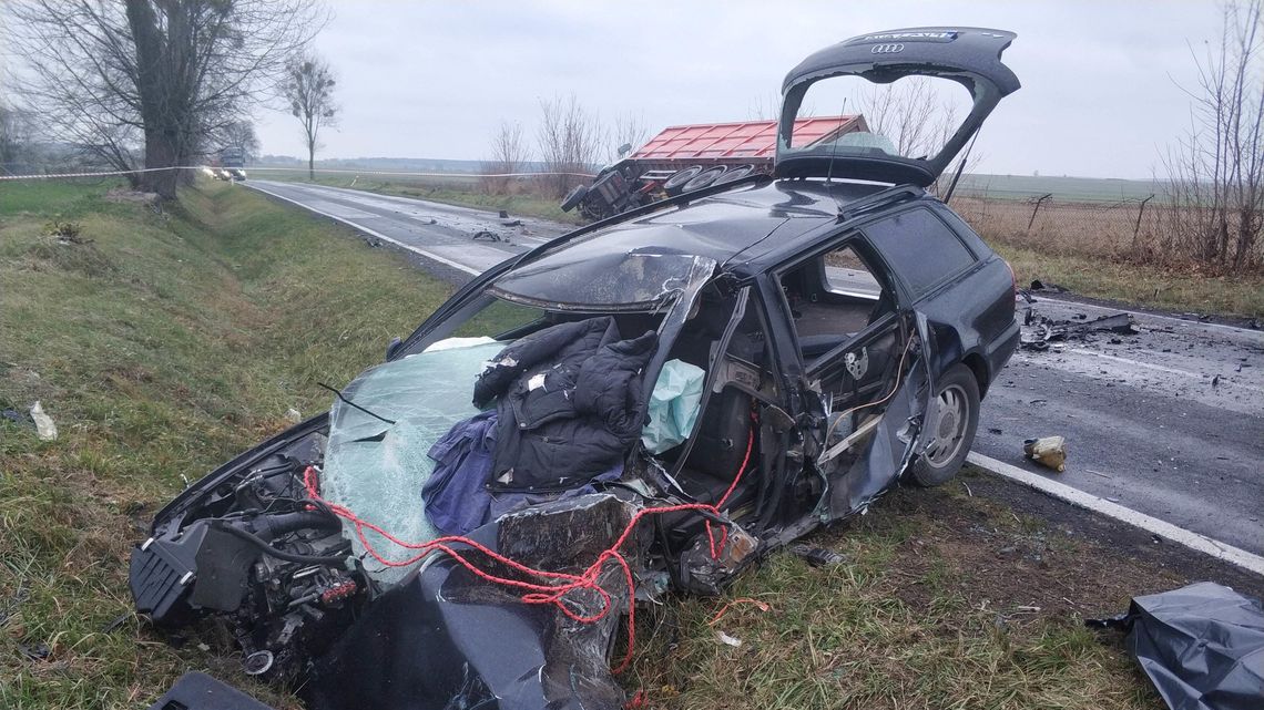 Audi wjechało w ciężarówkę. Kierowca zginął na miejscu [zdjęcia]