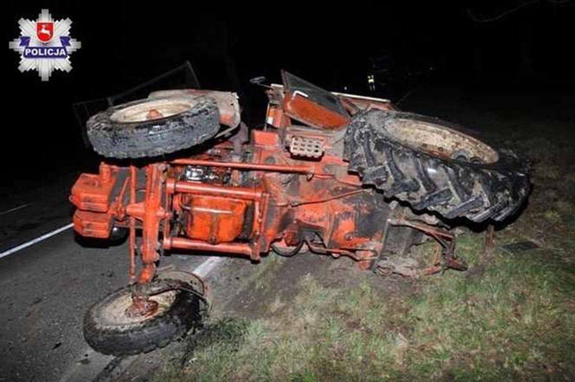 Audi wjechało w źle oświetlony rozrzutnik, dwie osoby ranne [zdjęcia]