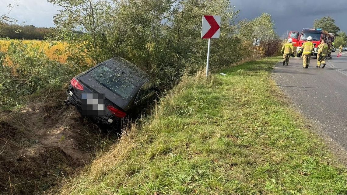 Audi wpadło do rowu w Karczmiskach. 19-latka miała dużo szczęścia Audi wpadło do rowu w Karczmiskach. 19-latka miała dużo szczęścia