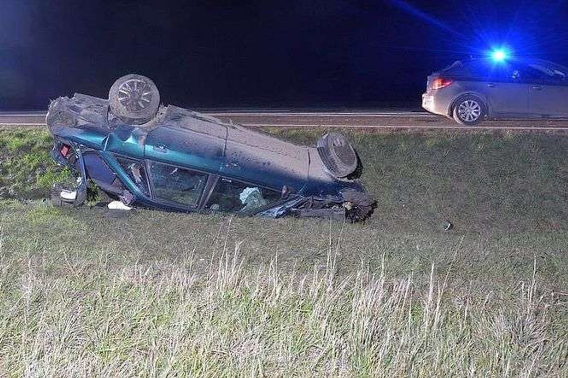 Audi wypadło z drogi i dachowało. Pasażerowie ranni, kierowca pijany Audi wypadło z drogi i dachowało. Pasażerowie ranni, kierowca pijany