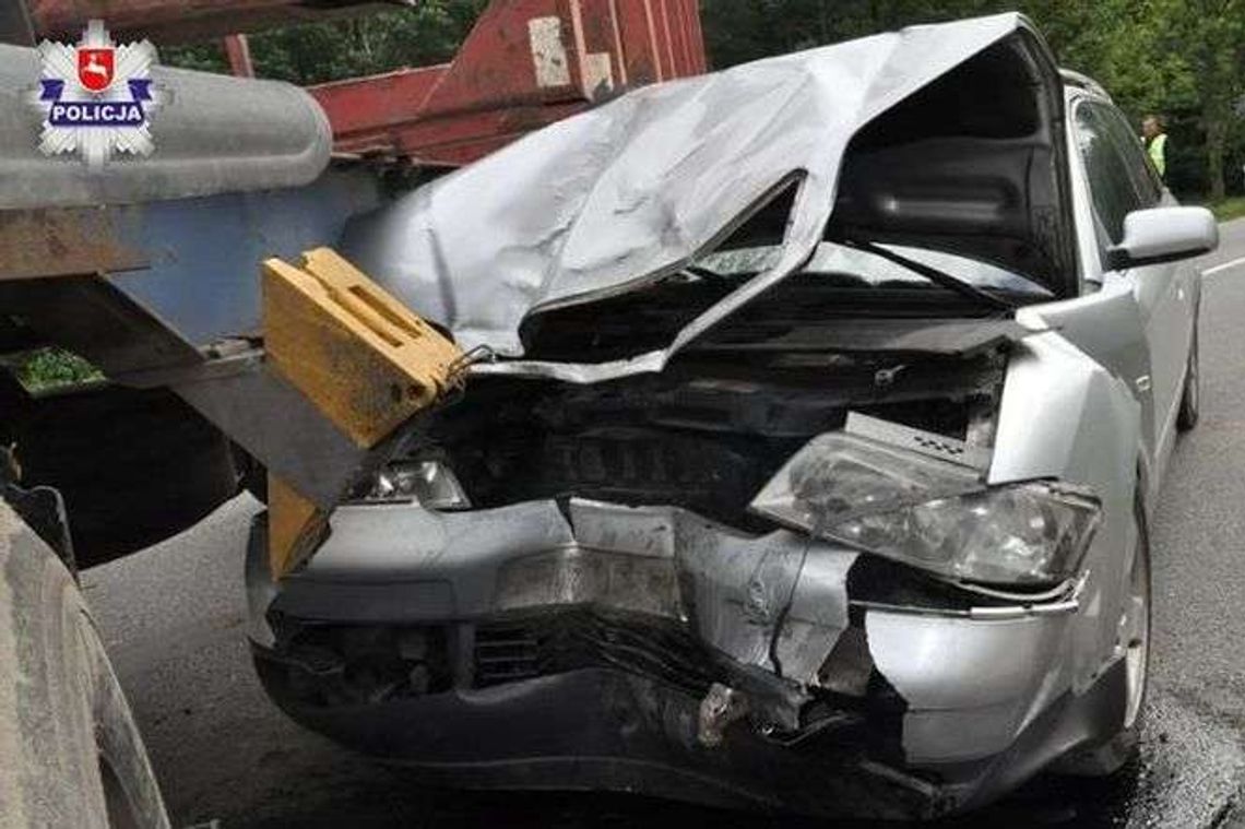 Audi wyprzedzało, ciężarówka skręcała w lewo. Jedna osoba ranna