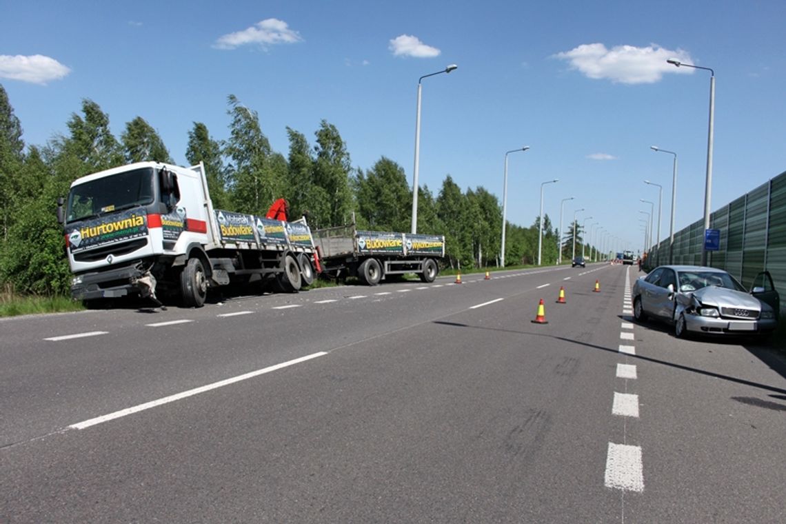 Audi zderzyło się z ciężarówką na obwodnicy Białej Podlaskiej