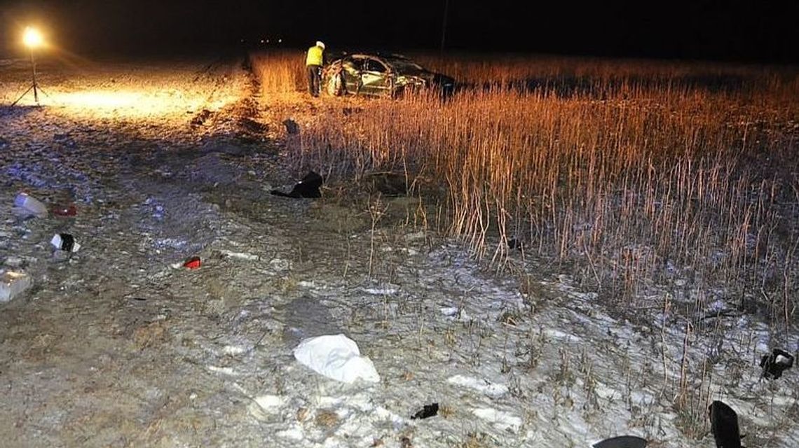 Auto, którym jechali wypadło z drogi. Cztery młode osoby zostały ranne Auto, którym jechali wypadło z drogi. Cztery młode osoby zostały ranne