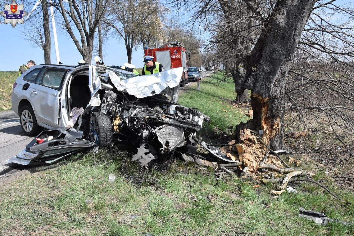Auto roztrzaskało się na drzewie. 50-latek ranny po wypadku pod Żółkiewką