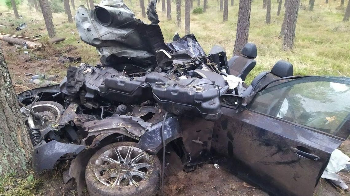Auto roztrzaskało się na kawałki. Lekarze walczą o życie kierowcy