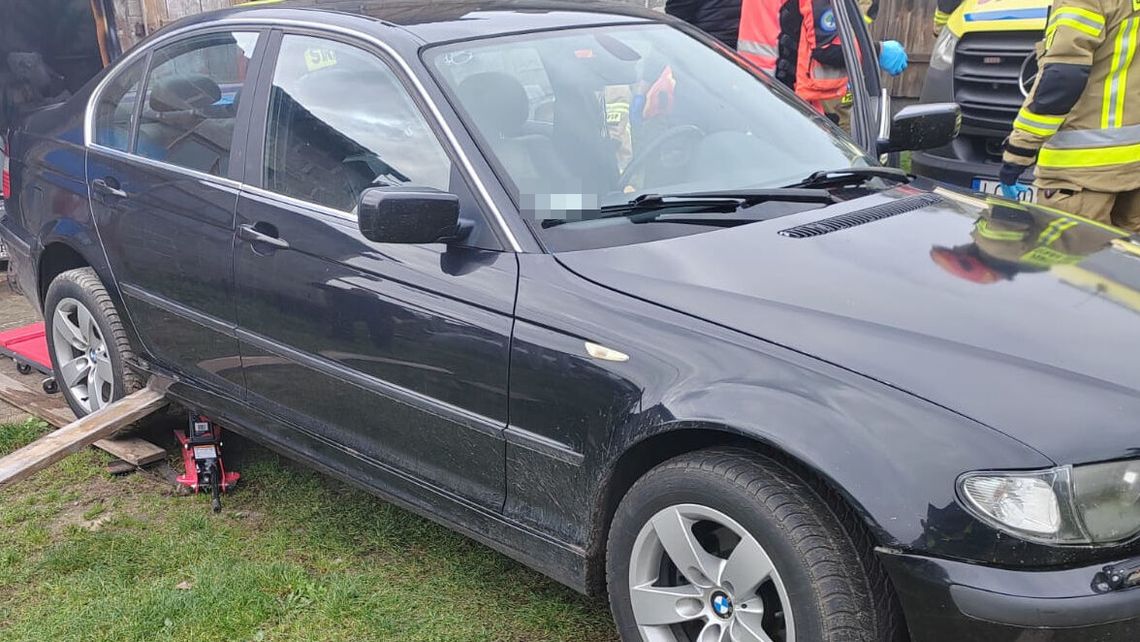 Auto spadło i przygniotło mężczyznę. Nieszczęśliwy wypadek podczas naprawy Auto spadło i przygniotło mężczyznę. Nieszczęśliwy wypadek podczas naprawy