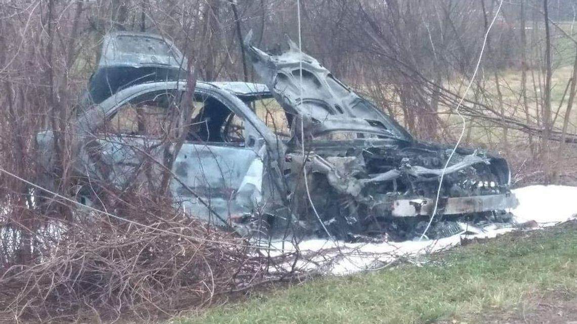 Auto uderzyło w słup energetyczny i doszczętnie spłonęło. Winę wzięła na siebie matka kierowcy