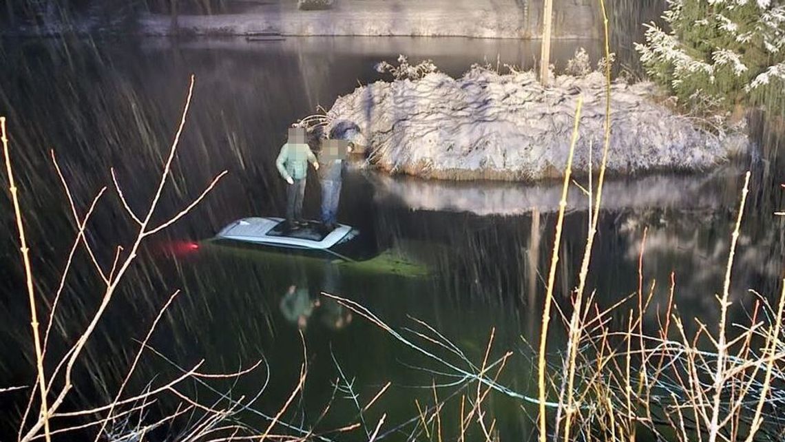 Auto w stawie, a oni na dachu czekali na pomoc