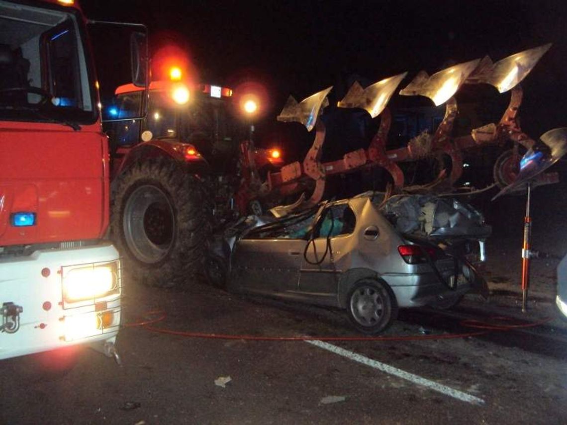Auto wbiło się w pług. Tragiczny wypadek w Małochwieju Dużym Auto wbiło się w pług. Tragiczny wypadek w Małochwieju Dużym